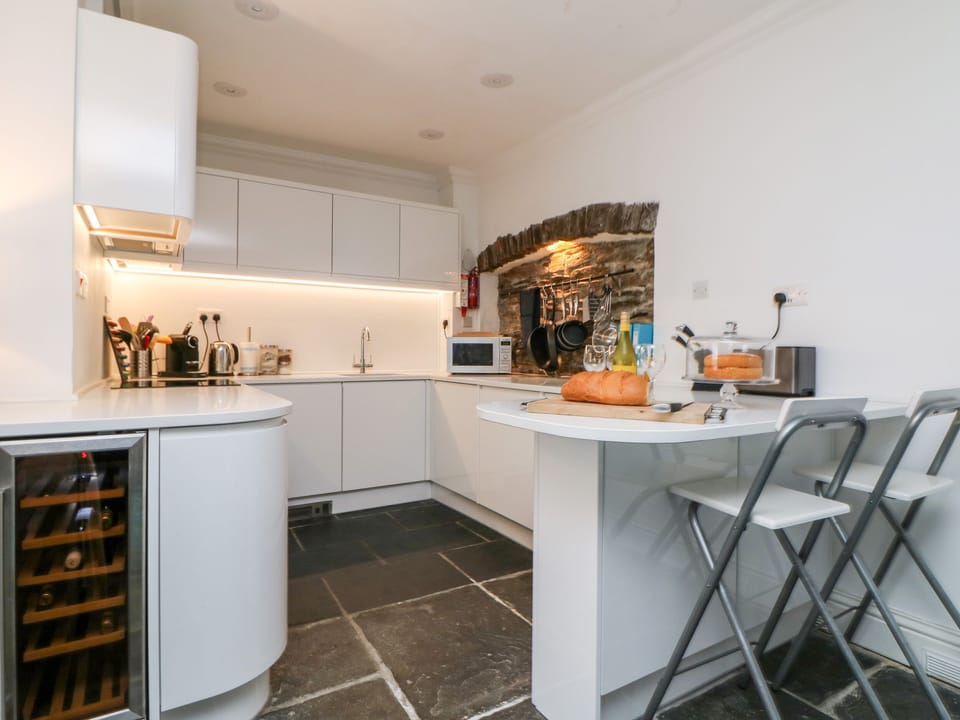 Cottage | Private kitchen | Fridge, microwave, stovetop, dishwasher