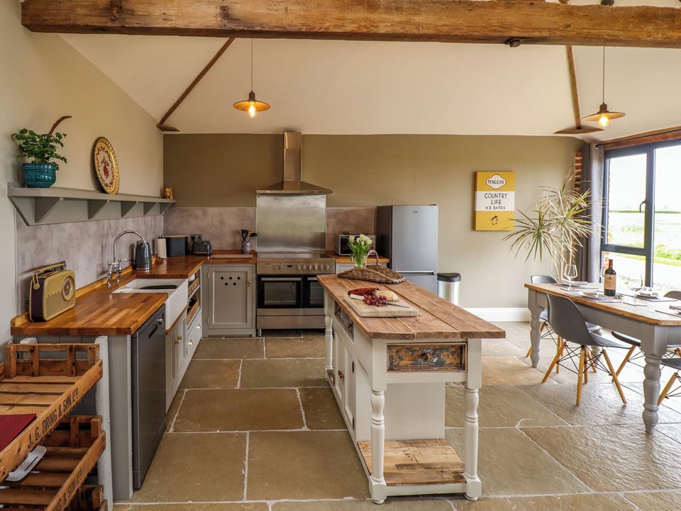 Cottage | Private kitchen | Dishwasher, highchair, cookware/dishes/utensils