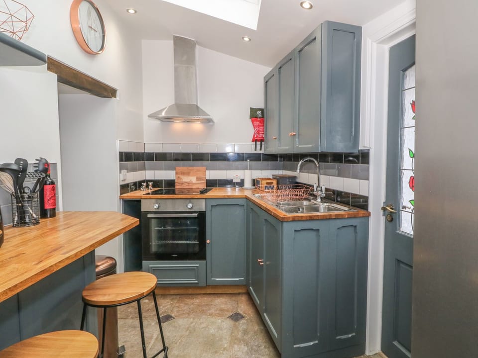 Cottage | Private kitchen | Microwave, stovetop, electric kettle, toaster