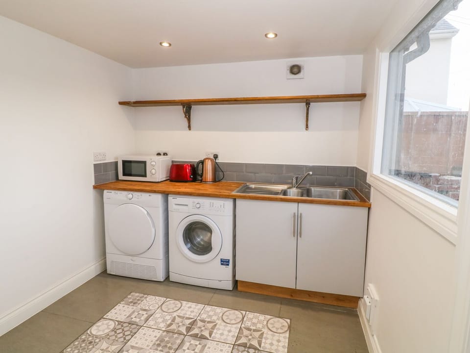 Cottage | Private kitchen | Microwave, stovetop, electric kettle, toaster