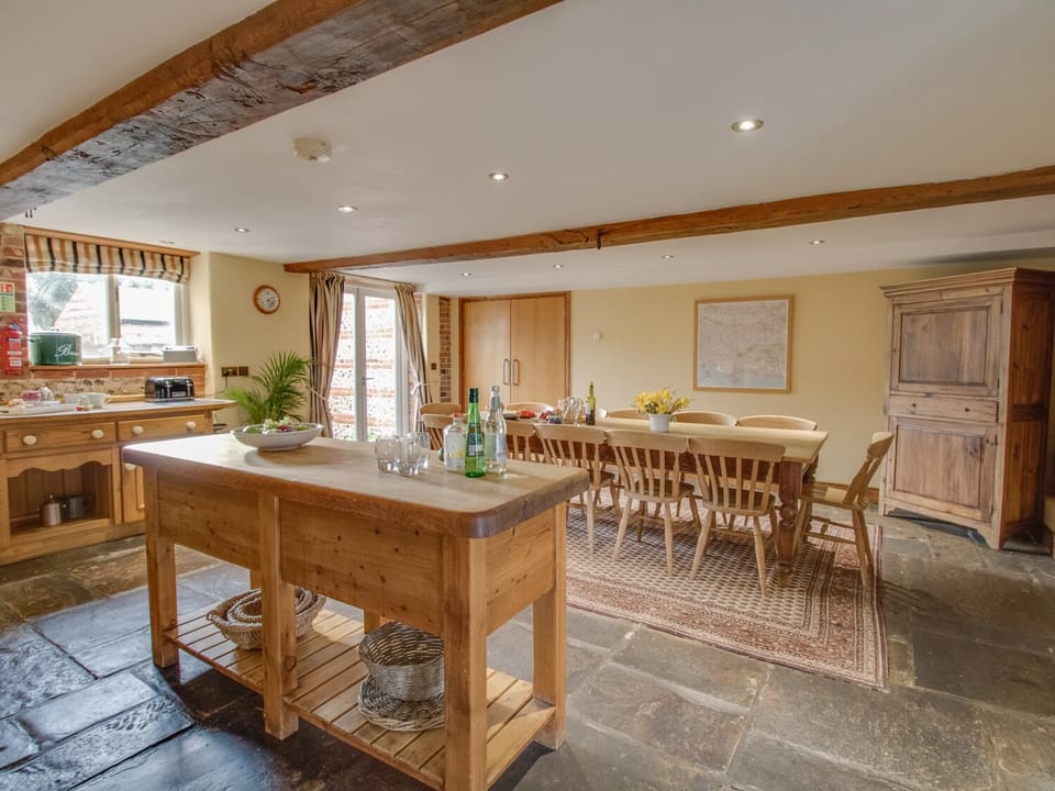 Cottage | Private kitchen | Dishwasher, cookware/dishes/utensils