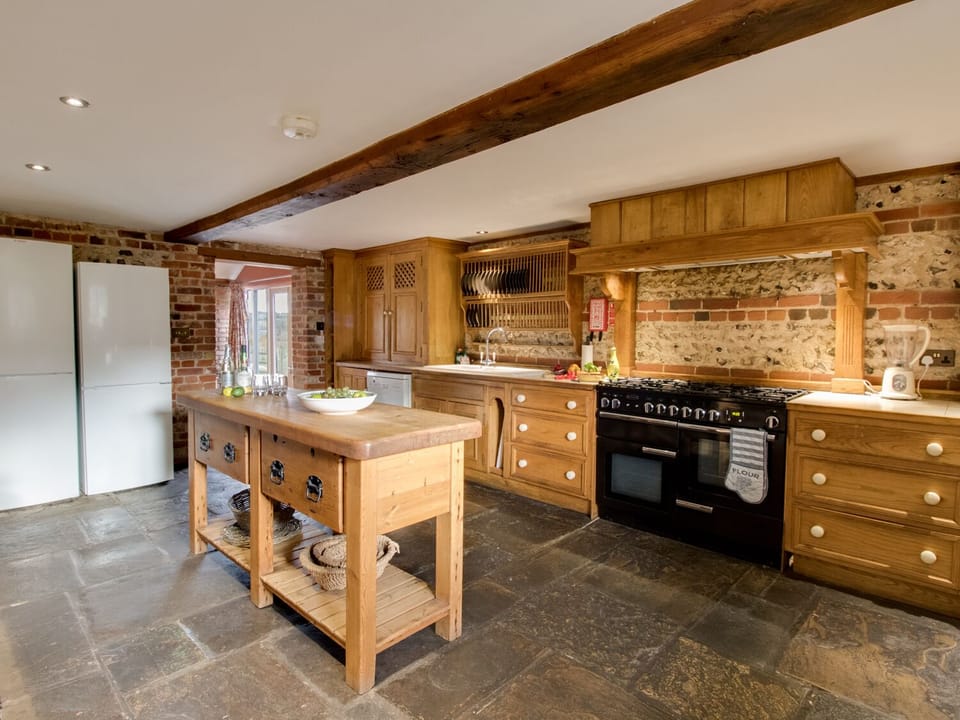 Cottage | Private kitchen | Dishwasher, cookware/dishes/utensils