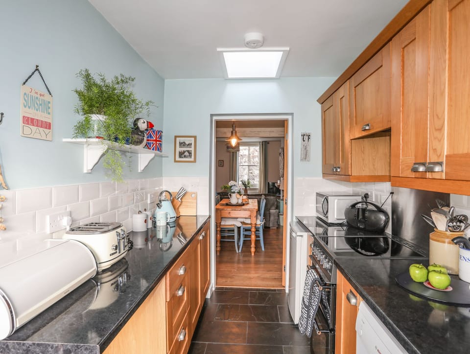 Cottage | Private kitchen | Dishwasher, cookware/dishes/utensils