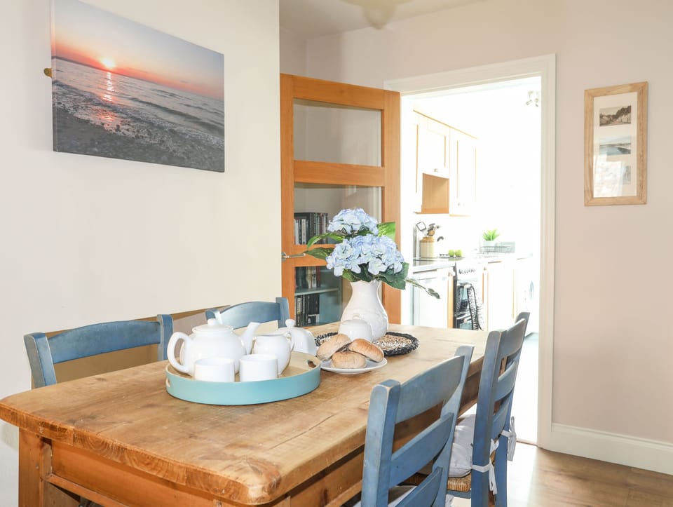 Cottage | Dining
