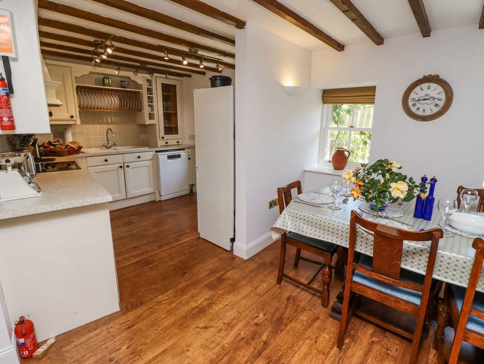 Cottage | Private kitchen | Dishwasher, highchair, cookware/dishes/utensils
