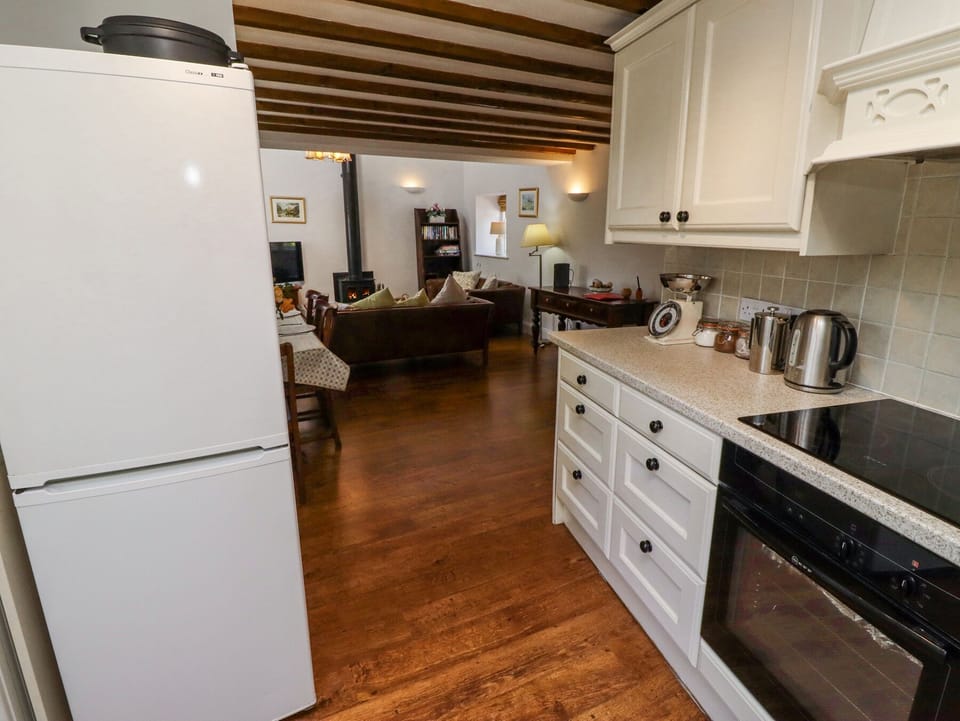 Cottage | Private kitchen | Dishwasher, highchair, cookware/dishes/utensils