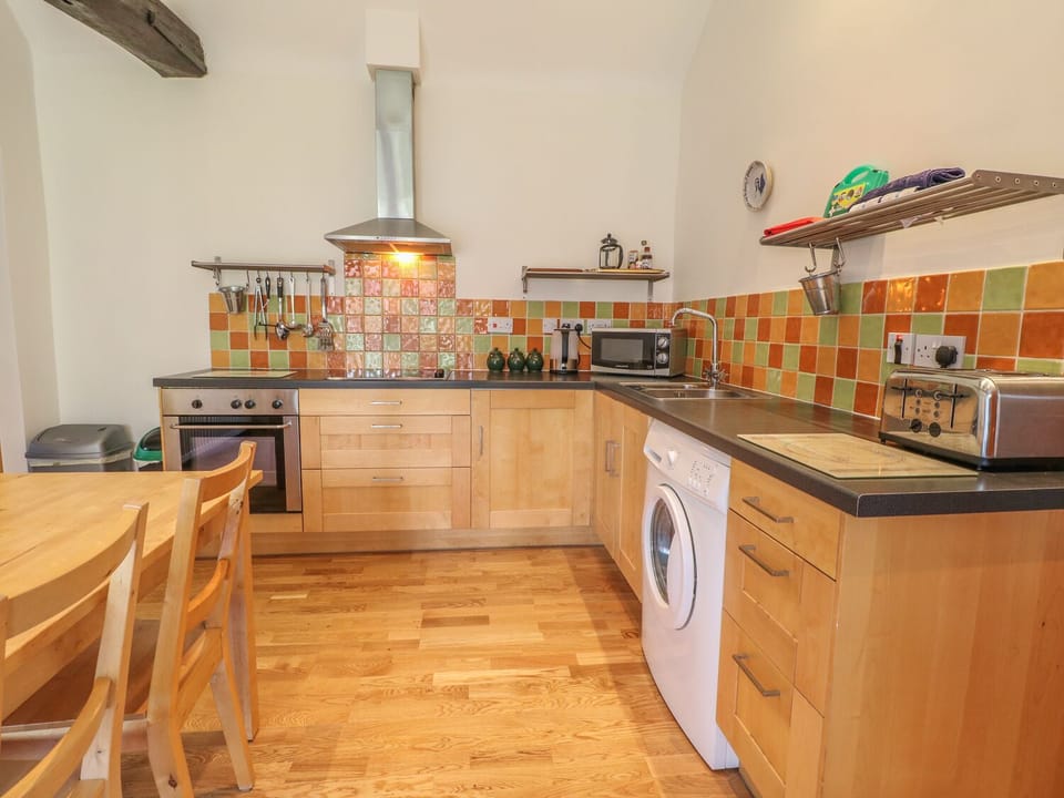 Cottage | Private kitchen | Fridge, microwave, stovetop, electric kettle