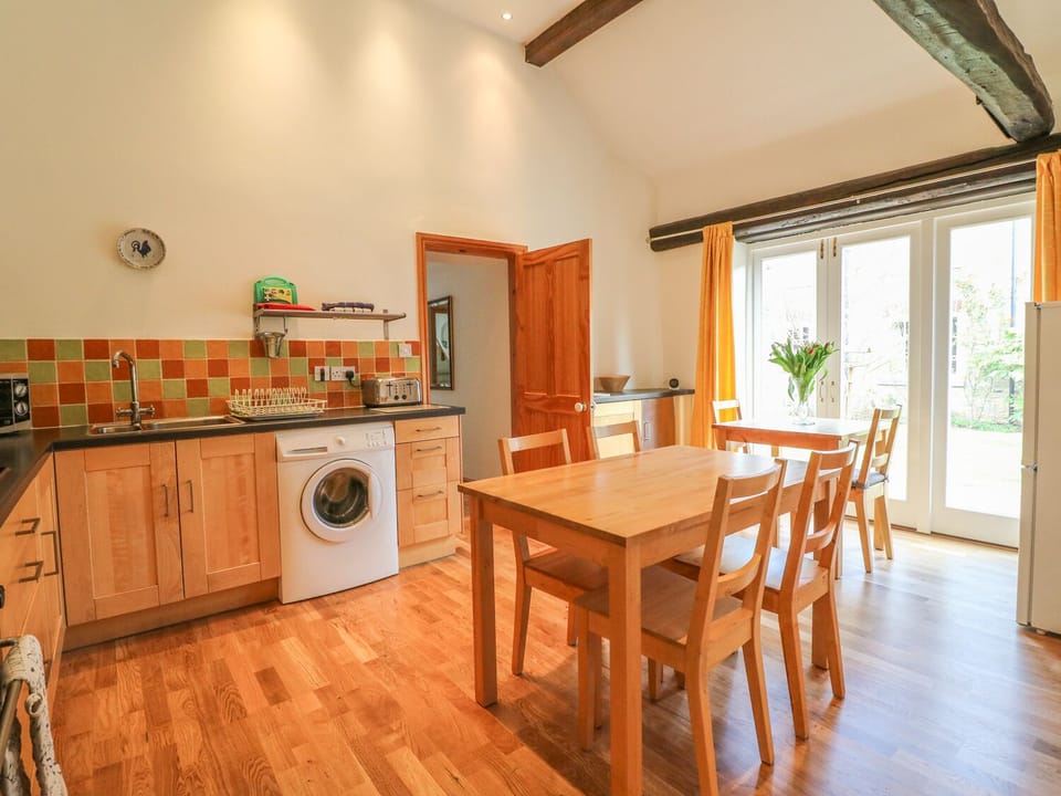 Cottage | Private kitchen | Fridge, microwave, stovetop, electric kettle