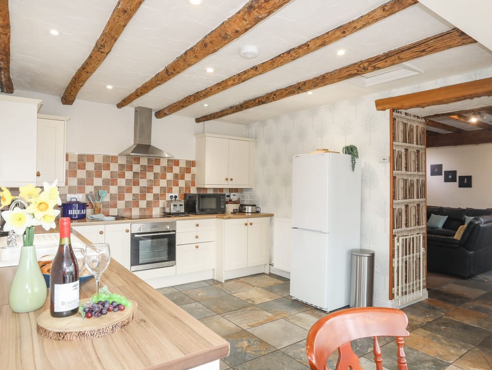 Cottage | Private kitchen | Microwave, stovetop, dishwasher, highchair