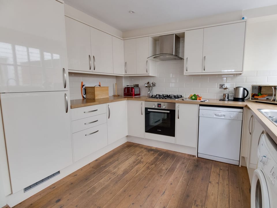 Cottage | Private kitchen | Dishwasher, cookware/dishes/utensils