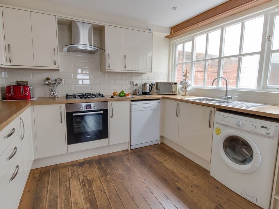 Cottage | Private kitchen | Dishwasher, cookware/dishes/utensils