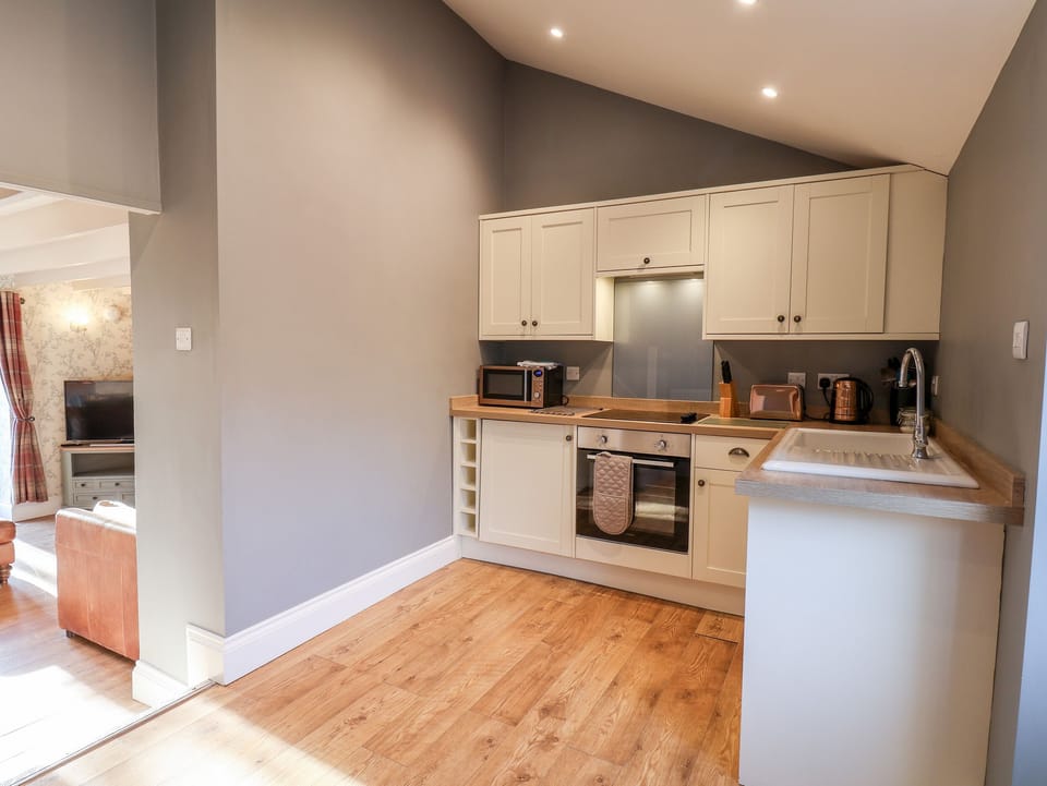 Cottage | Private kitchen | Dishwasher, cookware/dishes/utensils