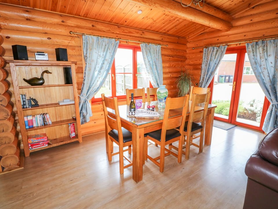 Cottage | Dining