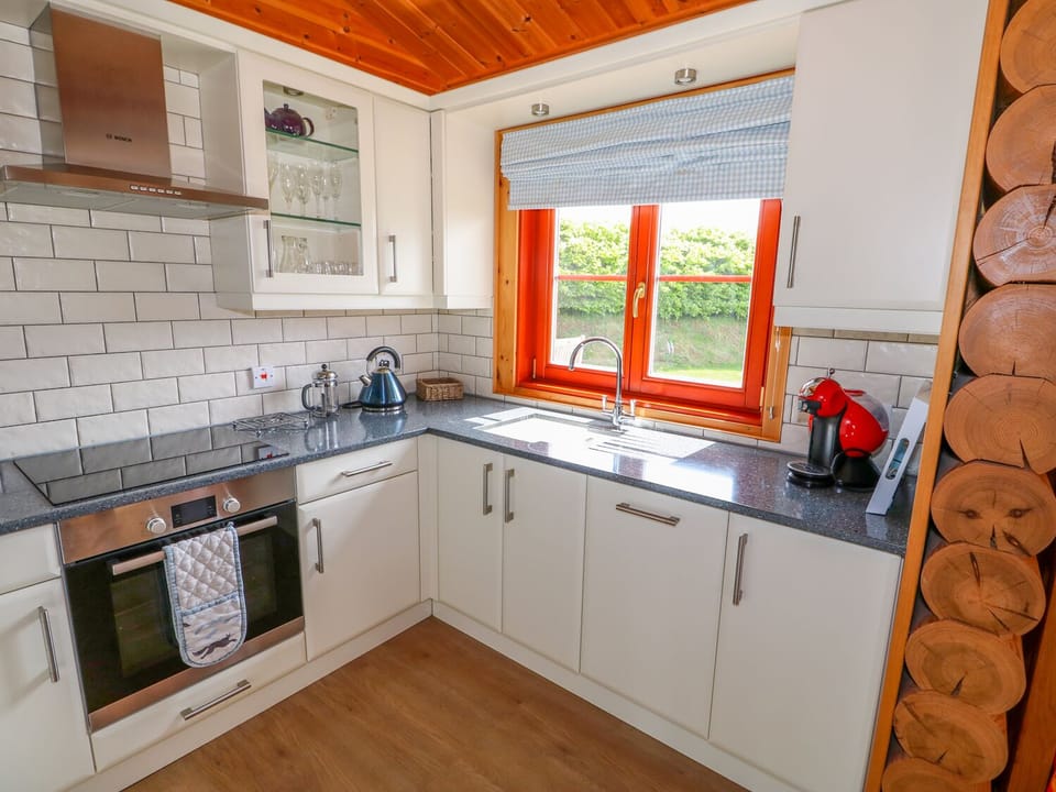 Cottage | Private kitchen | Fridge, microwave, stovetop, dishwasher