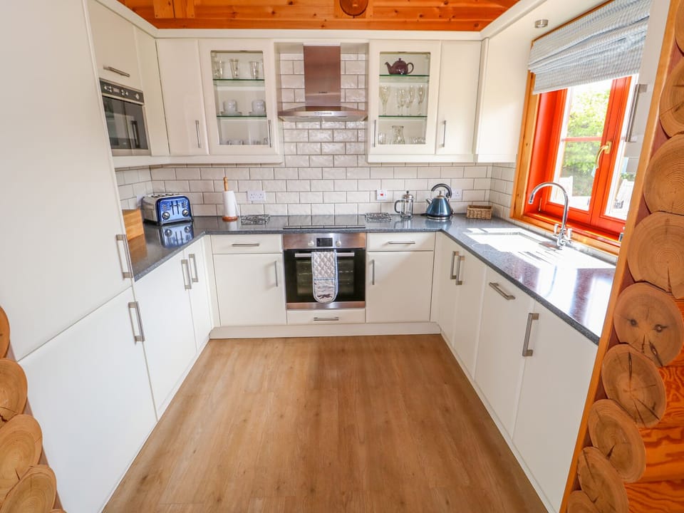 Cottage | Private kitchen | Fridge, microwave, stovetop, dishwasher