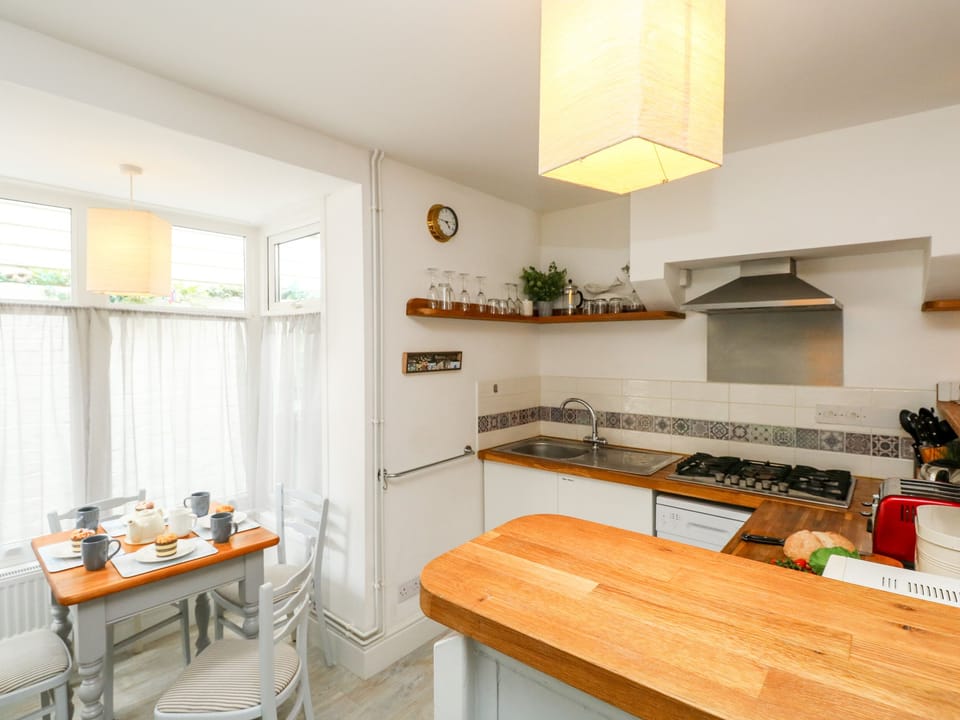 Cottage | Private kitchen | Microwave, dishwasher, cookware/dishes/utensils