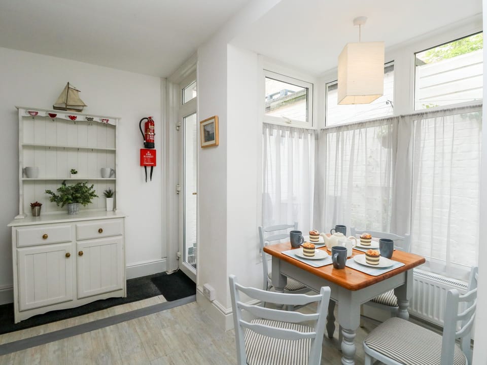 Cottage | Private kitchen | Microwave, dishwasher, cookware/dishes/utensils