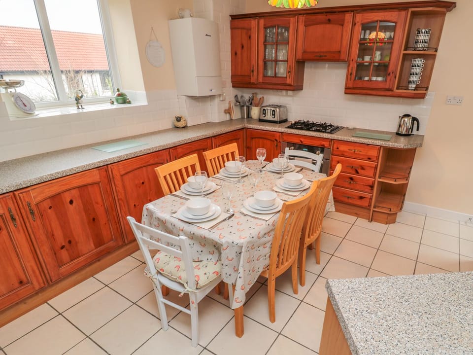 Cottage | Private kitchen | Fridge, stovetop, cookware/dishes/utensils