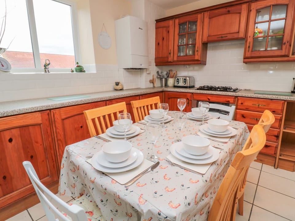 Cottage | Private kitchen | Fridge, stovetop, cookware/dishes/utensils