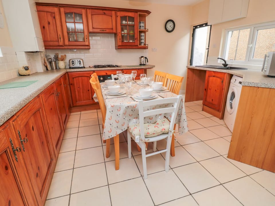 Cottage | Private kitchen | Fridge, stovetop, cookware/dishes/utensils