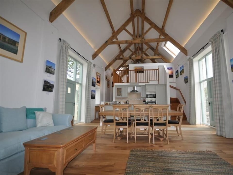 Cottage | Living room | TV, fireplace