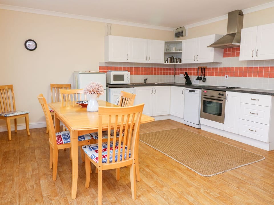 Cottage | Private kitchen | Microwave, stovetop, dishwasher, cookware/dishes/utensils