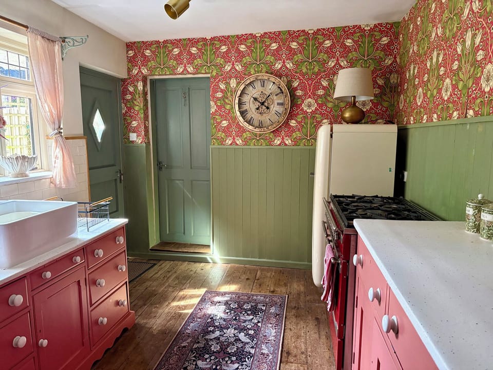 Cottage | Private kitchen | Microwave, stovetop, electric kettle, toaster