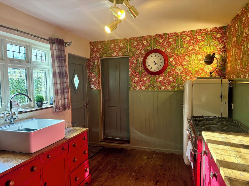Cottage | Private kitchen | Microwave, stovetop, electric kettle, toaster