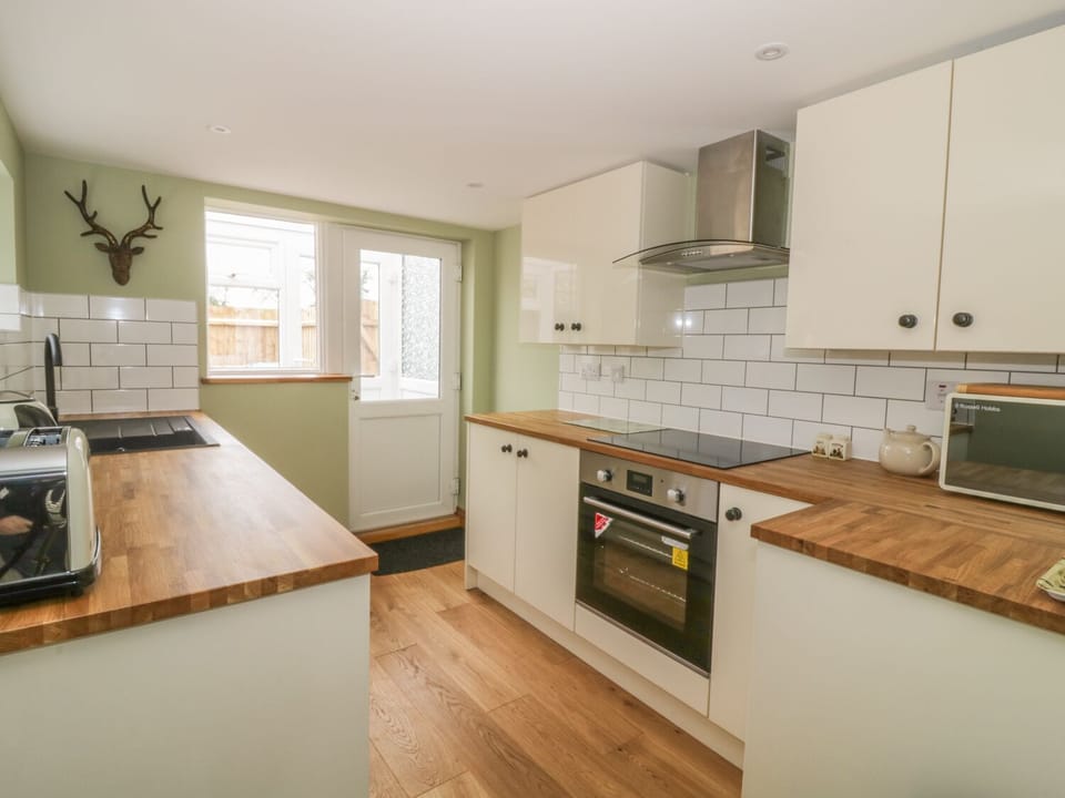 Cottage | Private kitchen | Fridge, stovetop, cookware/dishes/utensils