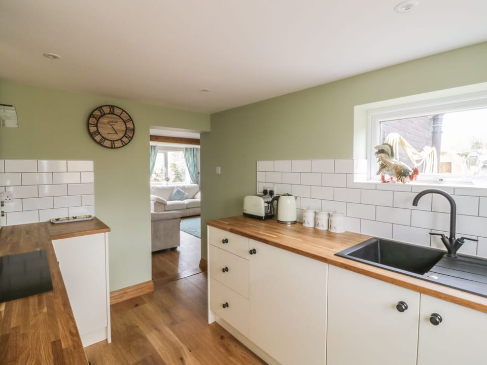 Cottage | Private kitchen | Fridge, stovetop, cookware/dishes/utensils