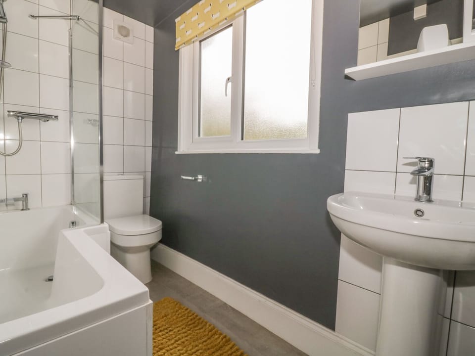 2 Hillside Cottages, Kirton Cottage in Suffolk Coastal District
