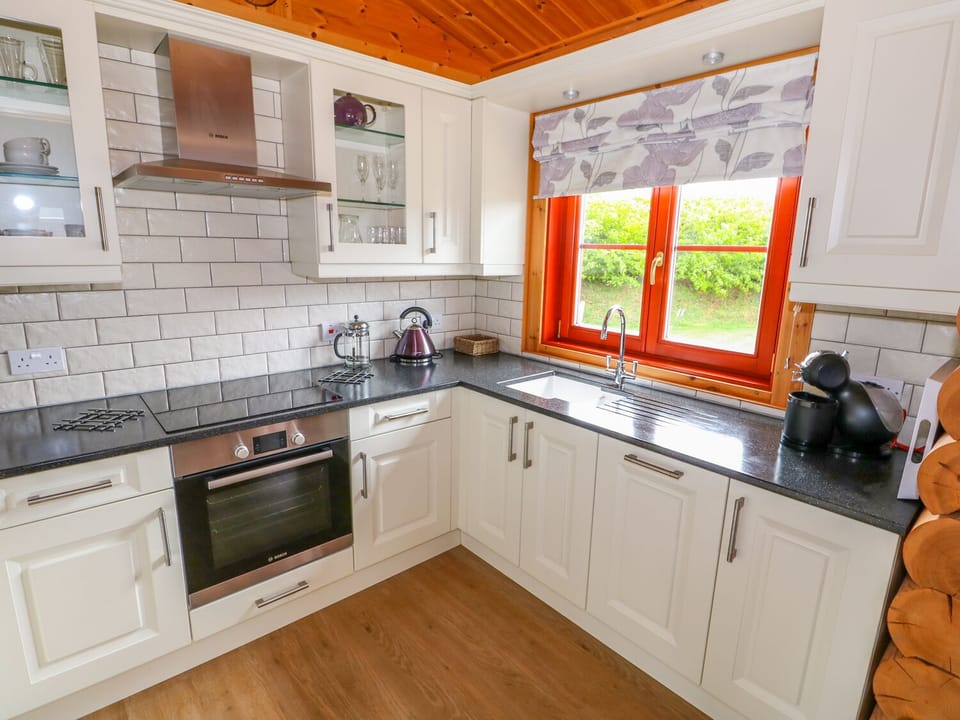Cottage | Private kitchen | Fridge, microwave, stovetop, dishwasher