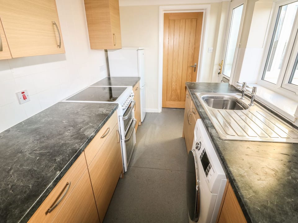 Cottage | Private kitchen | Electric kettle, toaster, cookware/dishes/utensils