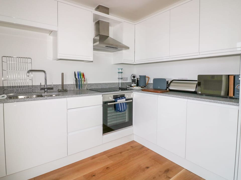 Cottage | Private kitchen | Fridge, dishwasher, electric kettle, toaster