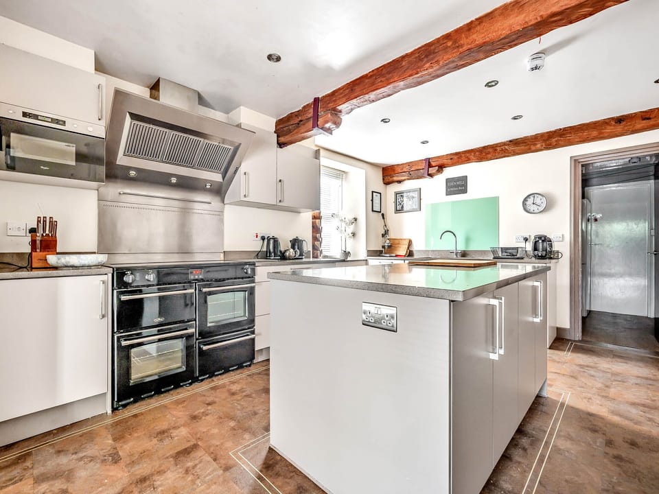 Cottage | Private kitchen | Fridge, microwave, stovetop, dishwasher