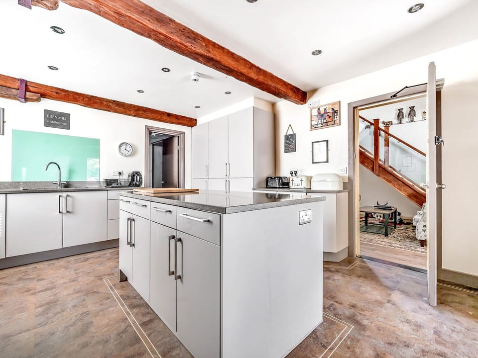 Cottage | Private kitchen | Fridge, microwave, stovetop, dishwasher