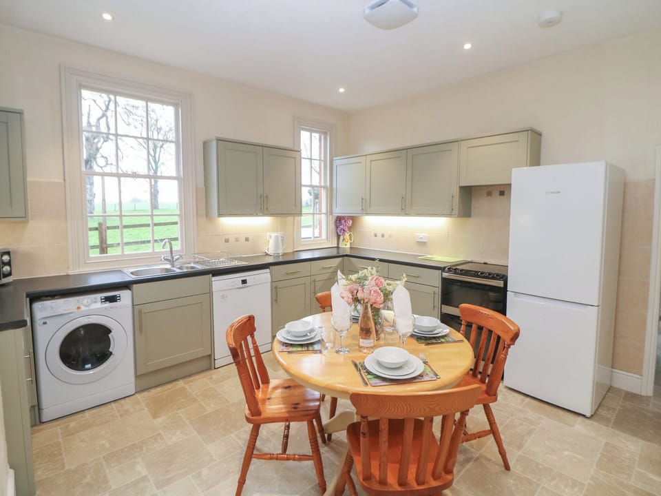 Cottage | Private kitchen | Dishwasher, cookware/dishes/utensils
