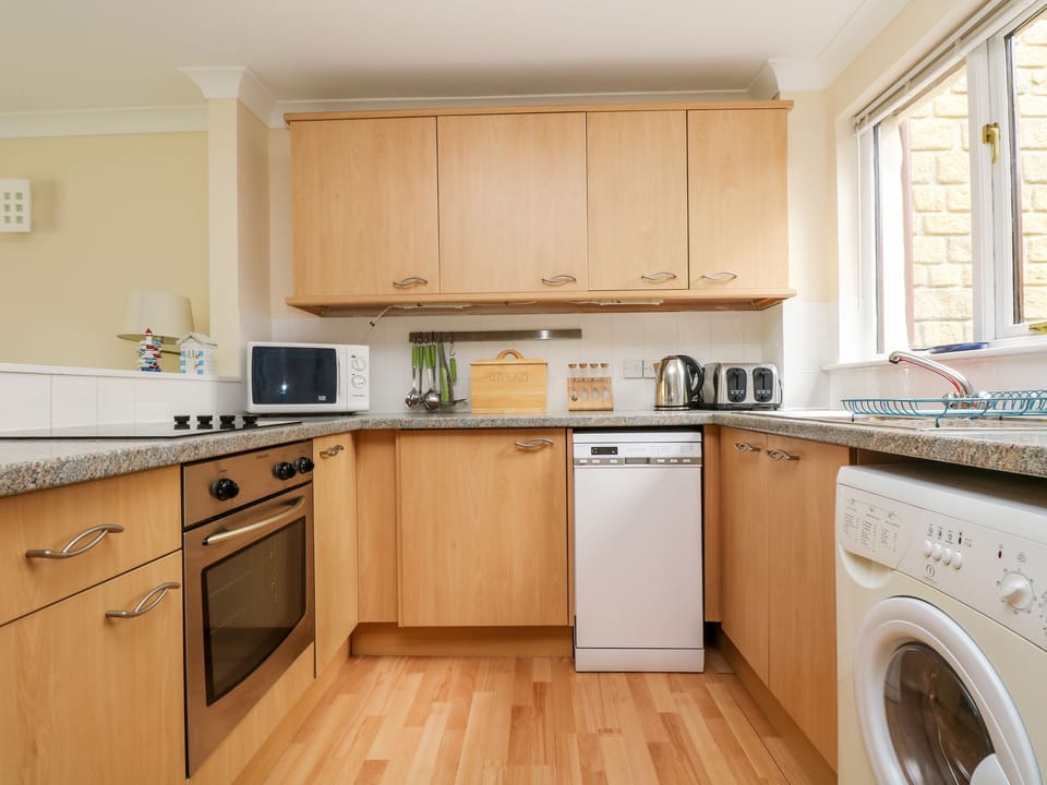 Cottage | Private kitchen | Microwave, stovetop, dishwasher, electric kettle