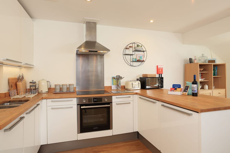 Cottage | Private kitchen | Dishwasher, cookware/dishes/utensils