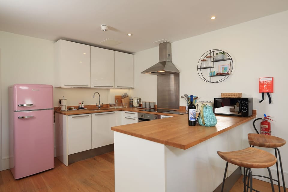 Cottage | Private kitchen | Dishwasher, cookware/dishes/utensils