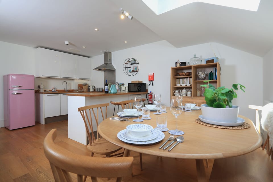 Cottage | Private kitchen | Dishwasher, cookware/dishes/utensils