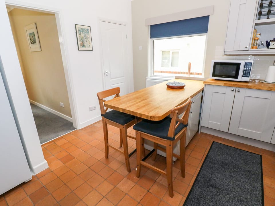 Cottage | Private kitchen | Fridge, microwave, dishwasher, cookware/dishes/utensils