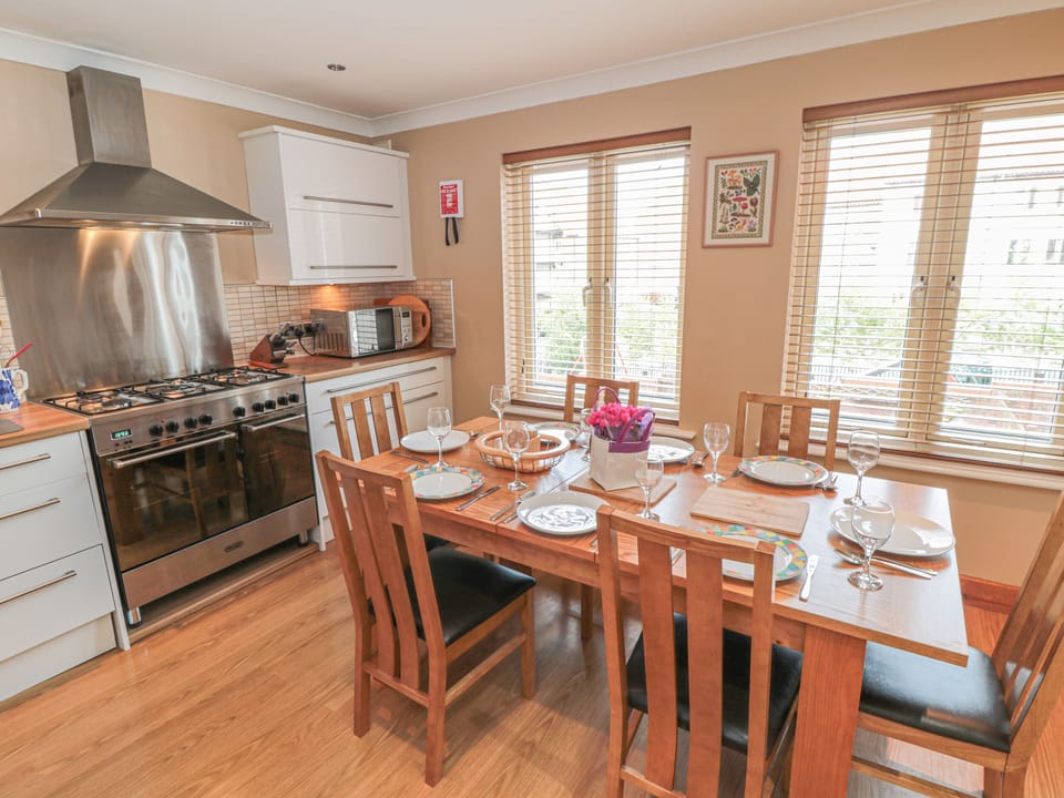 Cottage | Private kitchen | Stovetop, dishwasher, cookware/dishes/utensils