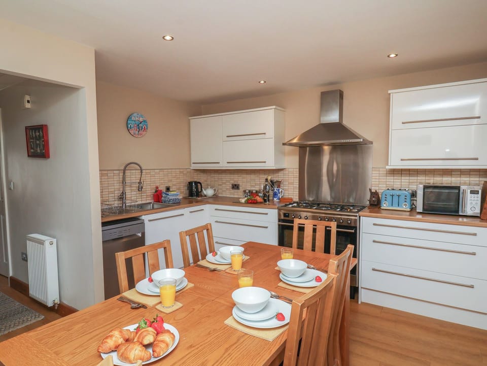 Cottage | Private kitchen | Stovetop, dishwasher, cookware/dishes/utensils