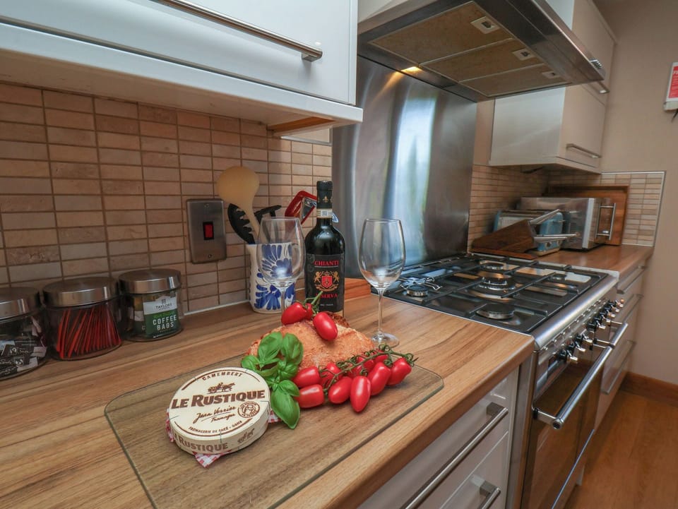 Cottage | Private kitchen | Stovetop, dishwasher, cookware/dishes/utensils