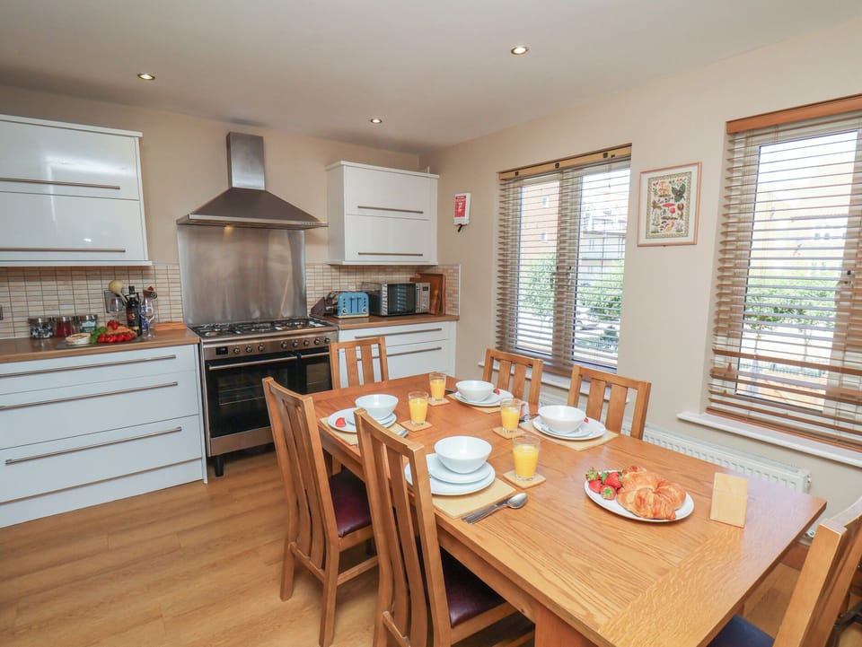 Cottage | Private kitchen | Stovetop, dishwasher, cookware/dishes/utensils