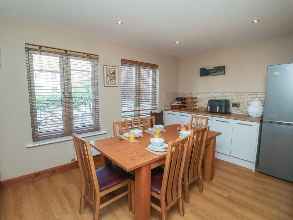 Cottage | Dining