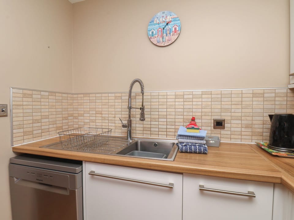 Cottage | Private kitchen | Stovetop, dishwasher, cookware/dishes/utensils