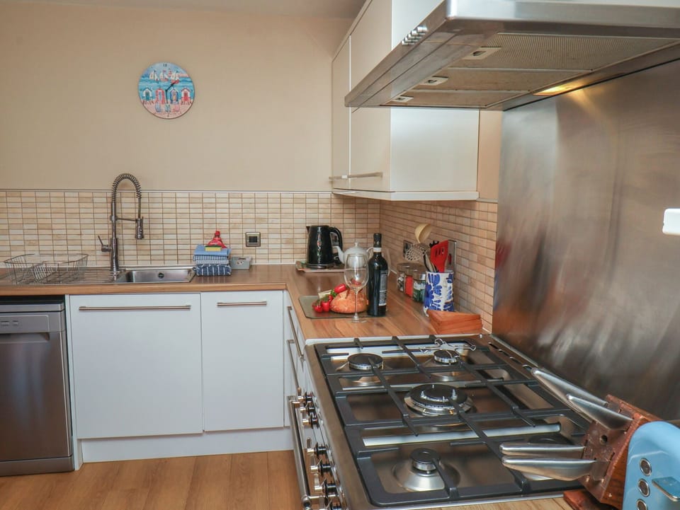 Cottage | Private kitchen | Stovetop, dishwasher, cookware/dishes/utensils