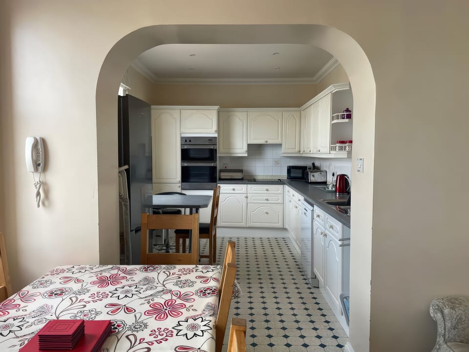 Cottage | Private kitchen | Dishwasher, cookware/dishes/utensils